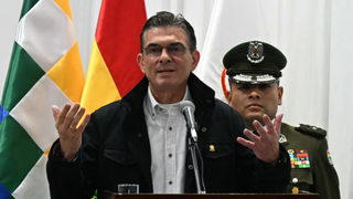 Crisis en Bolivia: Rodrigo Paz firma ley para usar militares contra protestas y advierte a «narcoterroristas»